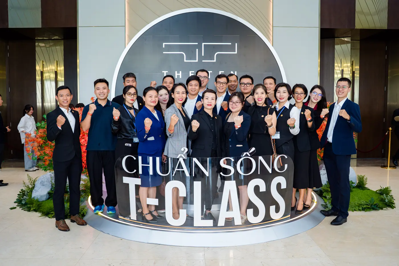 Khách mời chụp ảnh với backdrop Chuẩn sống T-CLASS