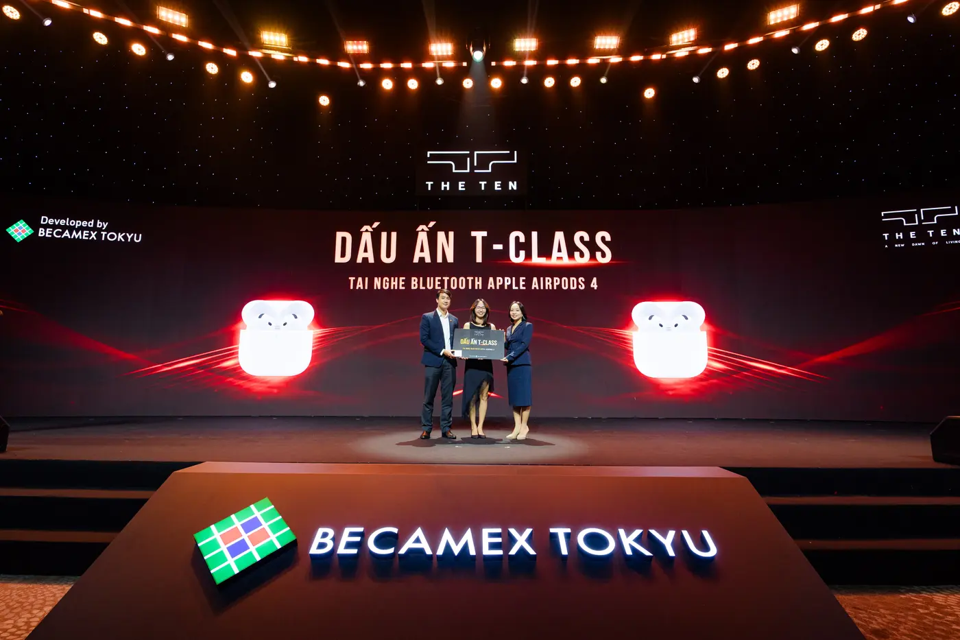 Sân khấu lễ kick-off The TEN với logo Becamex Tokyu